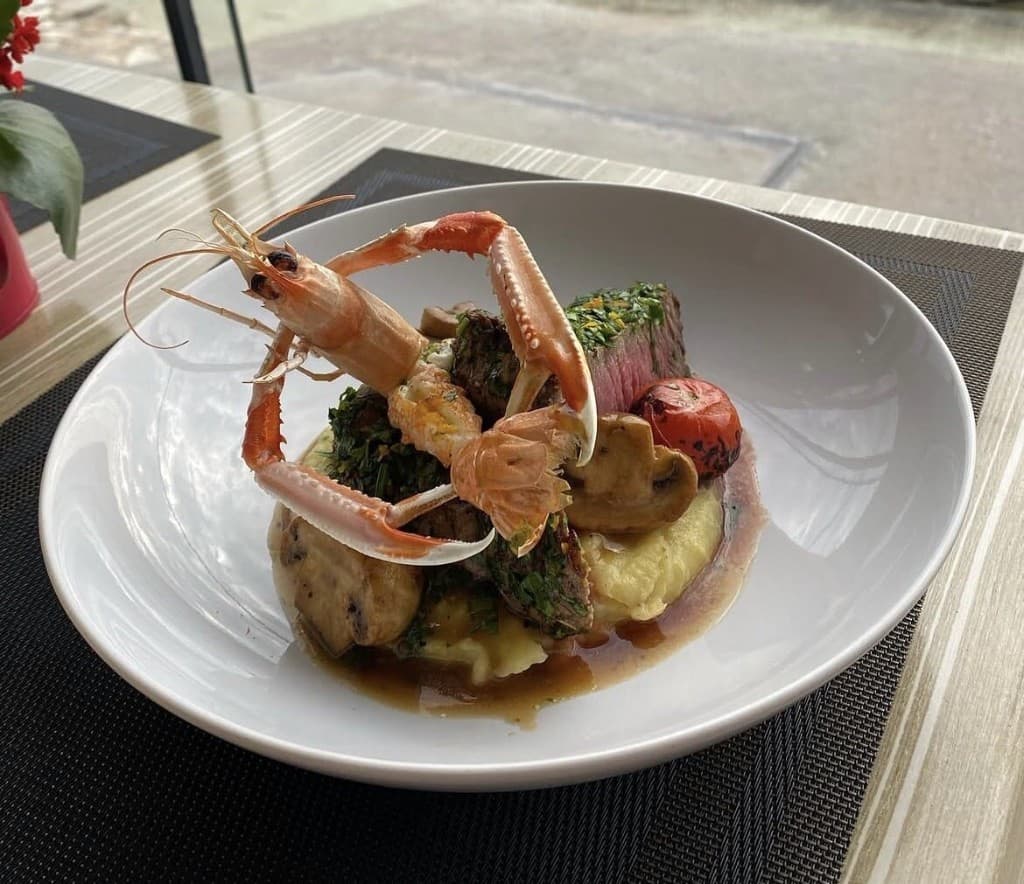 La Rivarella Surf 'n' Turf — biftek, škampi i prilozi na tanjuru